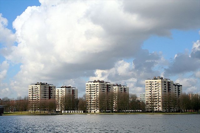 Sloterplas met Torenwijck in Osdorp gezien vanaf de zuidelijke oever.