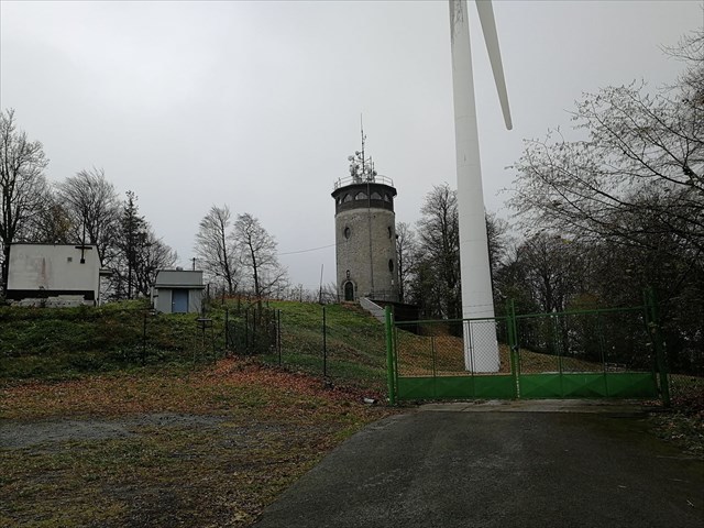 Vzdálený pohled na rozhlednu