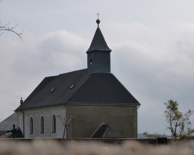 Pohled na kostel od hřbitova