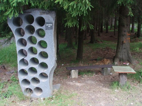 Menhir s lavičkou Menhir s lavičkou