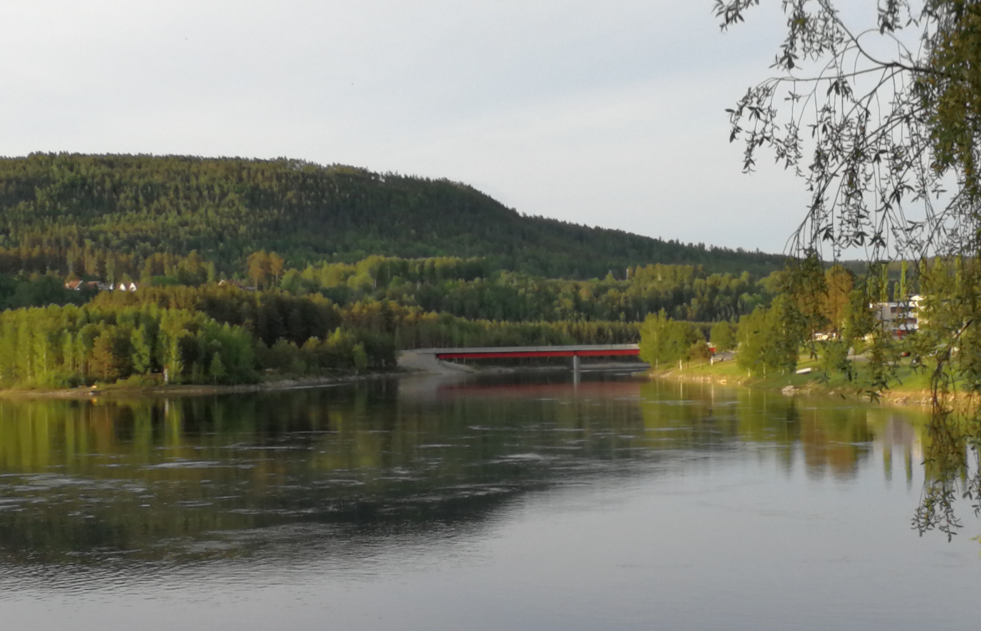 Bilden förställer Hågestabron som går över Ångermanälven till Hågestaön.