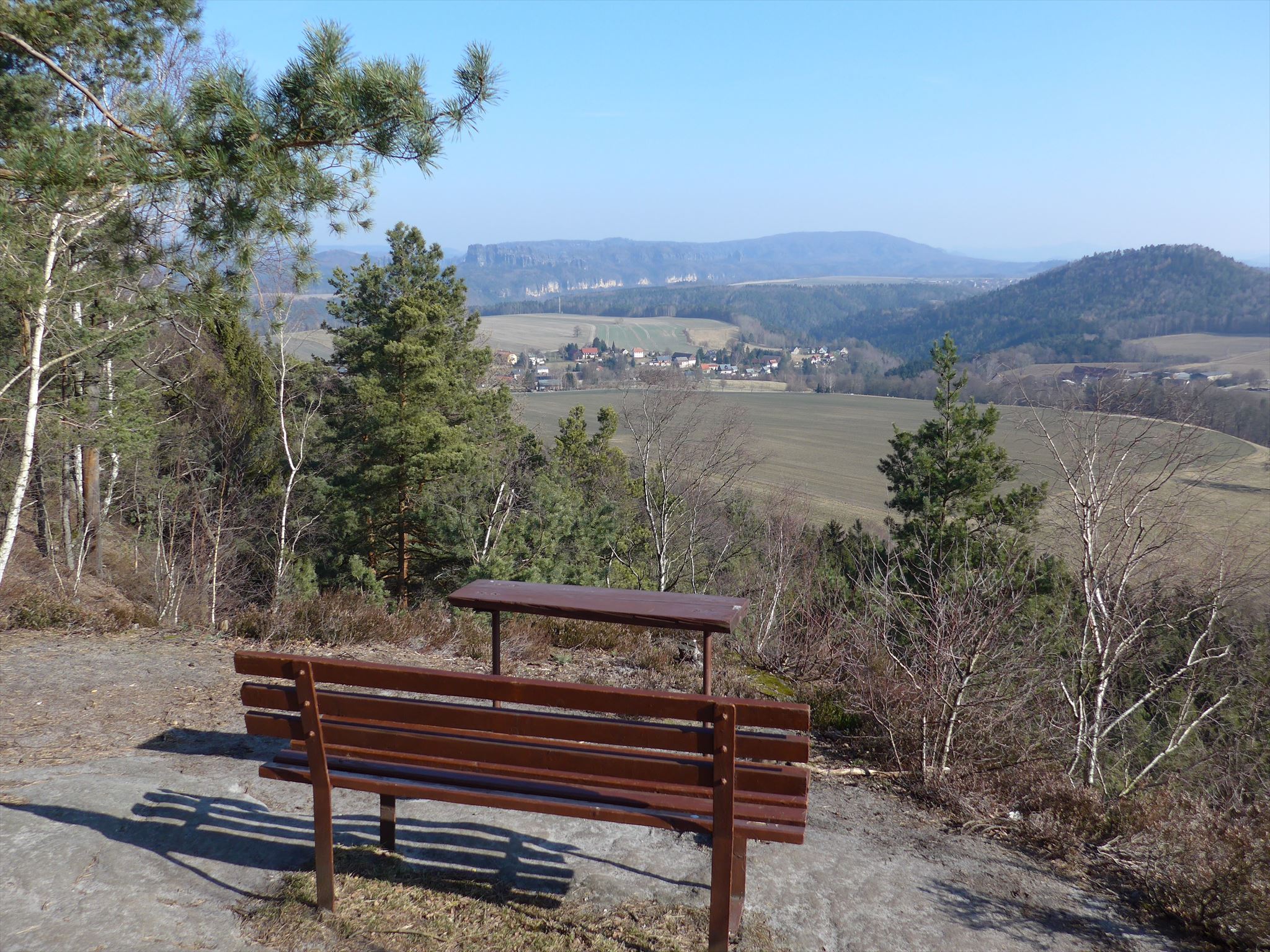  Einsame Bank-Blick zu den Schrammsteinen