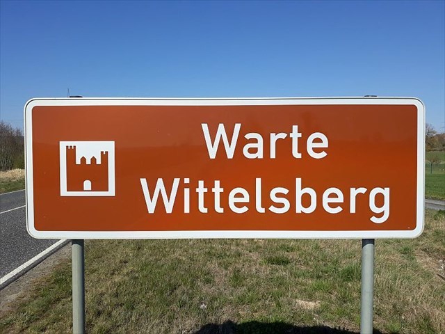Hinweisschild zur Wittelsberger Warte auf der neuen Ortsumgehungsstraße