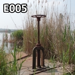 E005°