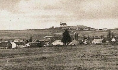 tři