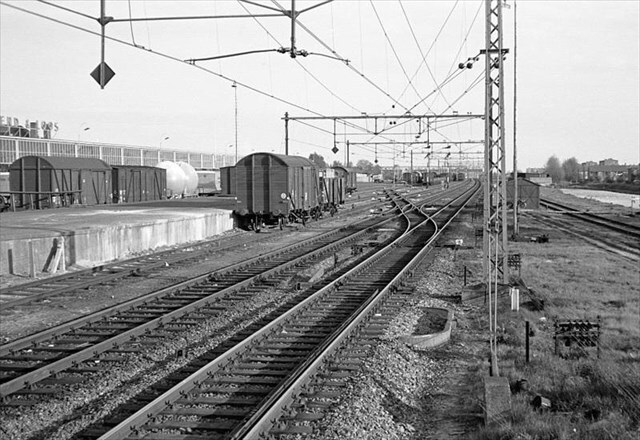 Noordwestzijde van het emplacement. Je kijkt naar het oosten. Links het platform waar nog een deel van bestaat