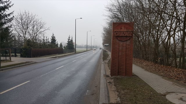 perspektywa drogi prowadzącej do miasta