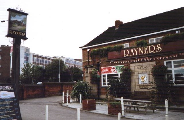 Rayners pub in 2006, the year it closed