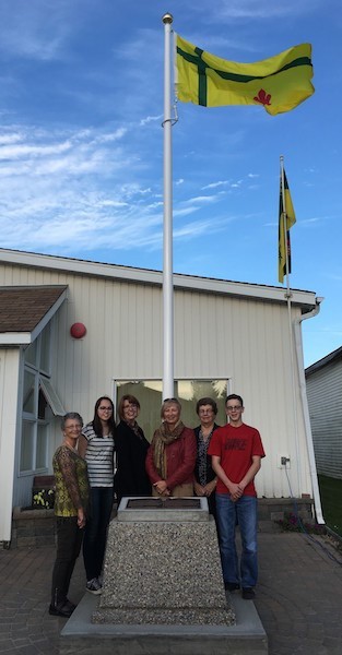 Gc7d5cz Drapeau Fransaskois A Debden Canada150 Traditional Cache In Saskatchewan Canada Created By Geocachettececs