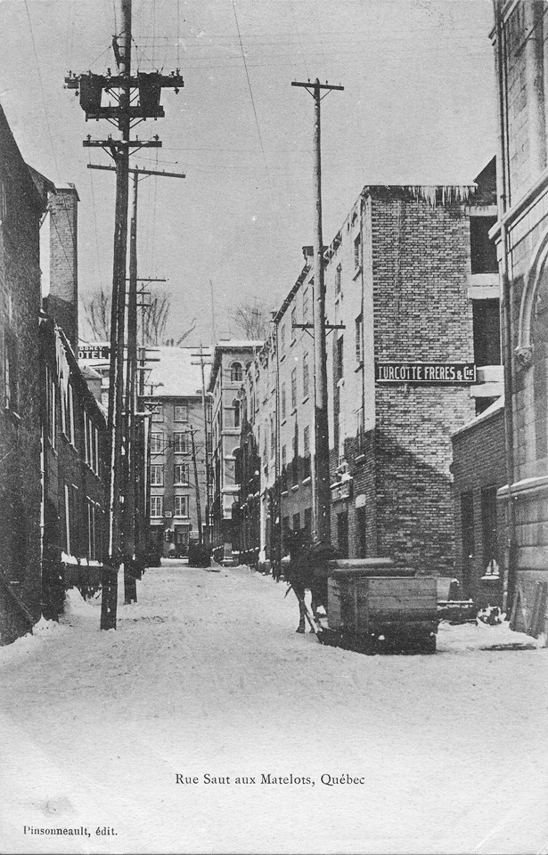 Rue St-Antoine, vue vers rue Sault-au-Matelot au fond, vers 1900 Rue St-Antoine, vue vers rue Sault-au-Matelot au fond, vers 1900