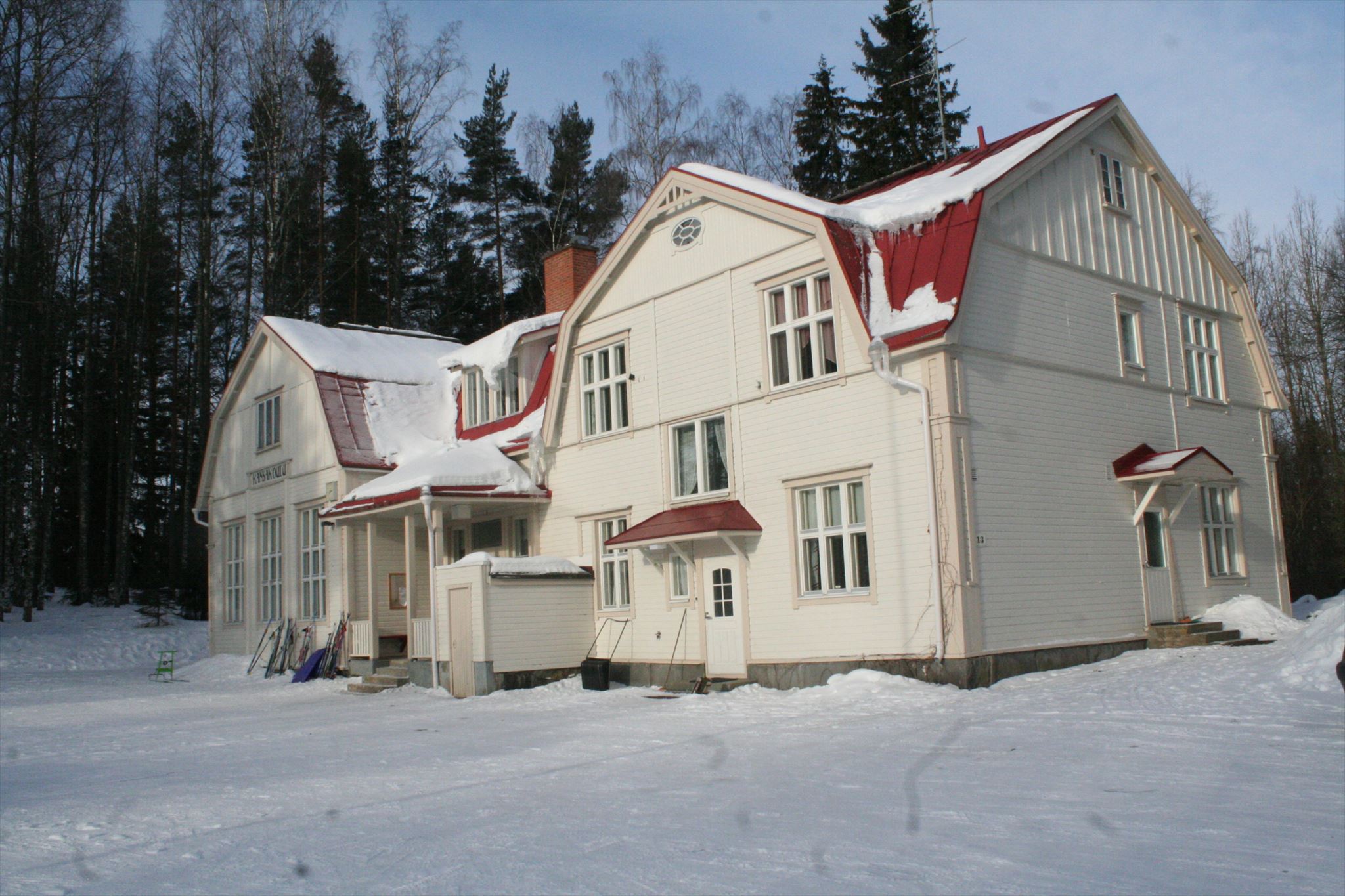gc6fnx4-h-m-l-iset-partiolaiset-laitikkalassa-letterbox-hybrid-in