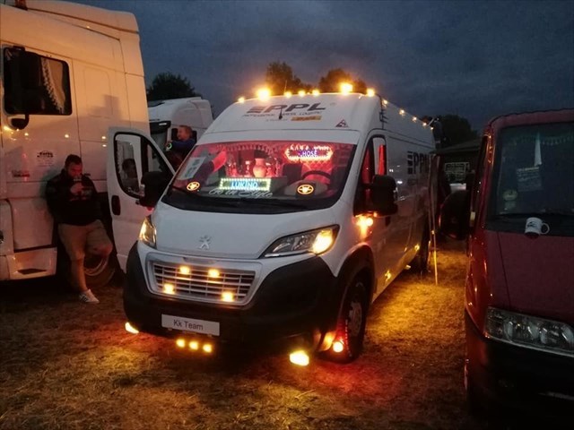 osvětlená dodávka