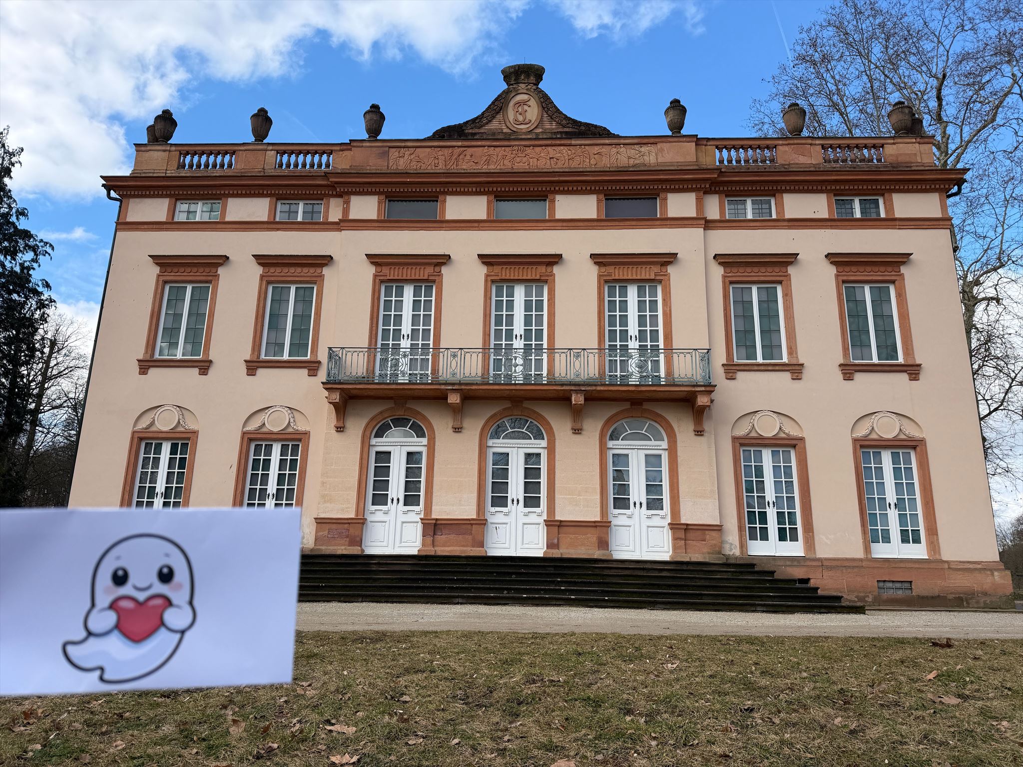 Kleiner Geist vor dem Schloss Schönbusch