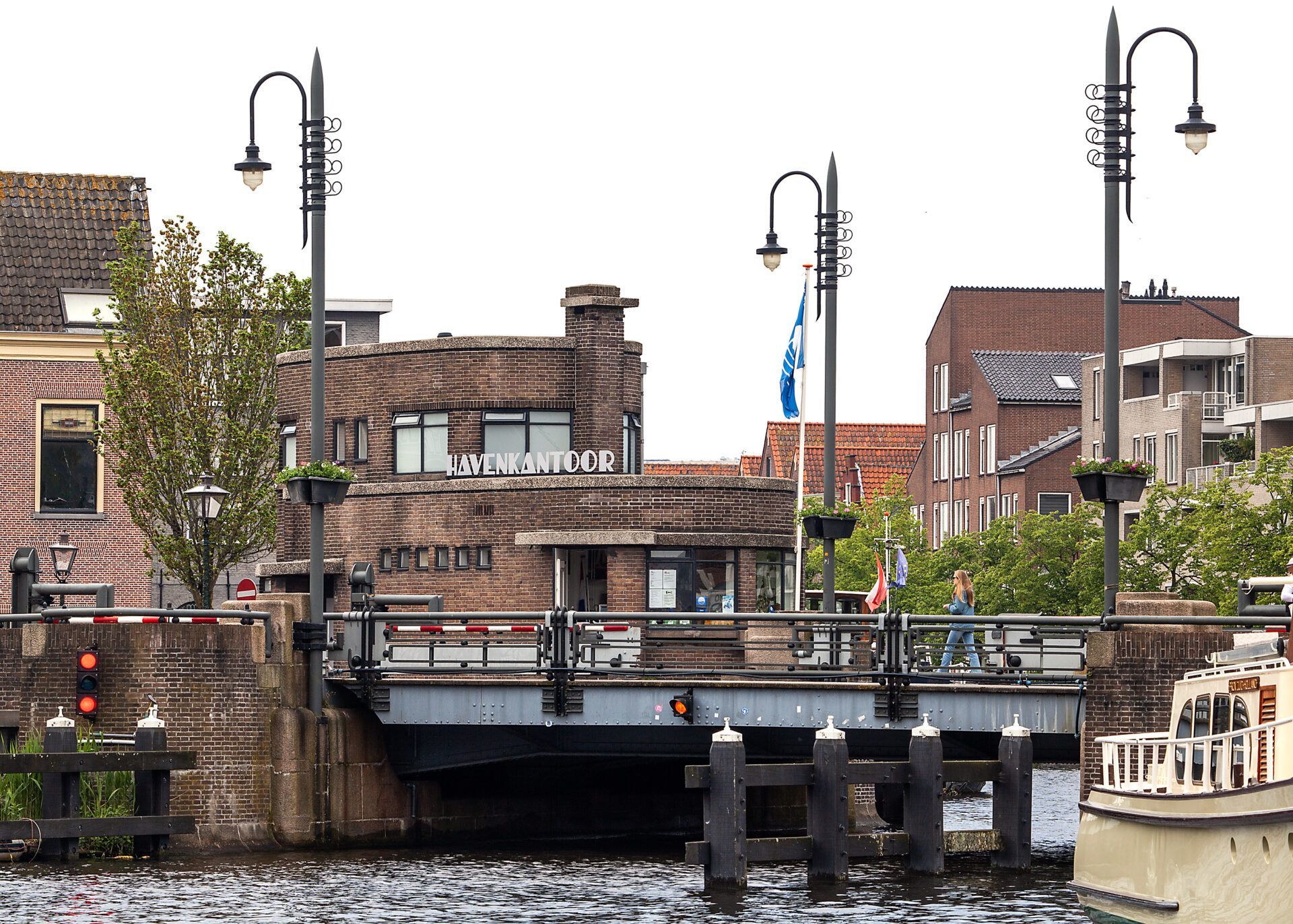 De Grote Havenbrug en daarachter het Havenkantoor