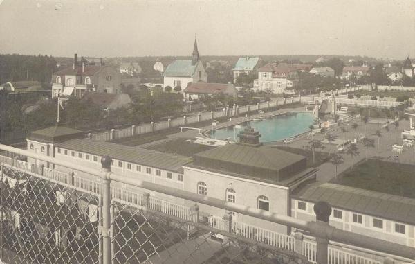 Areál lázní v Klánovicích (asi 1928), v pozadí kostel Nanebevzetí P. Marie