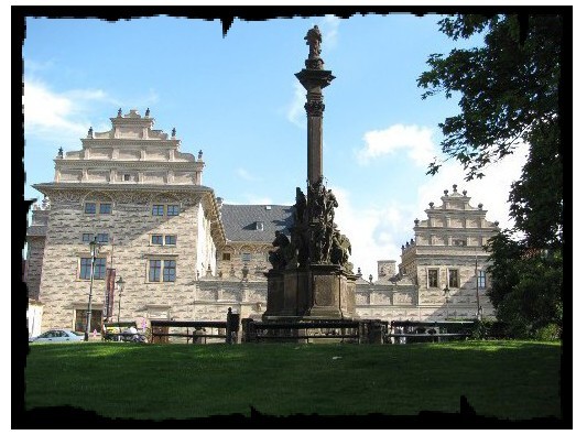 Hradcanské námestí, Schwarzenberský palác a mariánský sloup