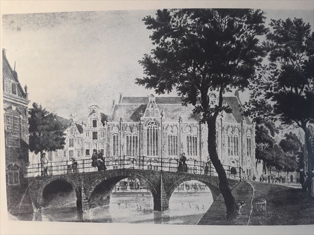 Spui gezien vanaf Café De Zwart richting de locatie waar de cache ligt. Spui in 1755, the cache is hidden om the picture. 