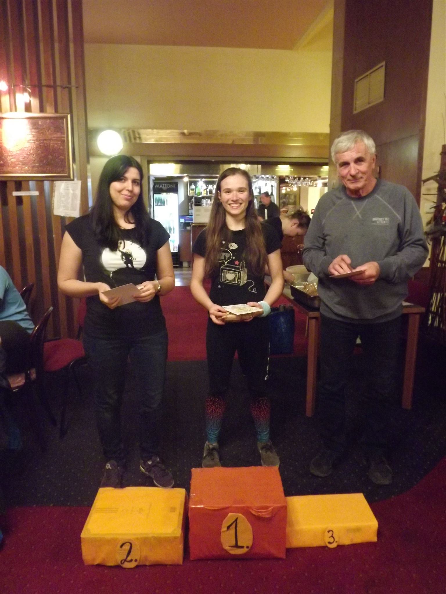 Soutěž v pojídání rohlík bez rukou