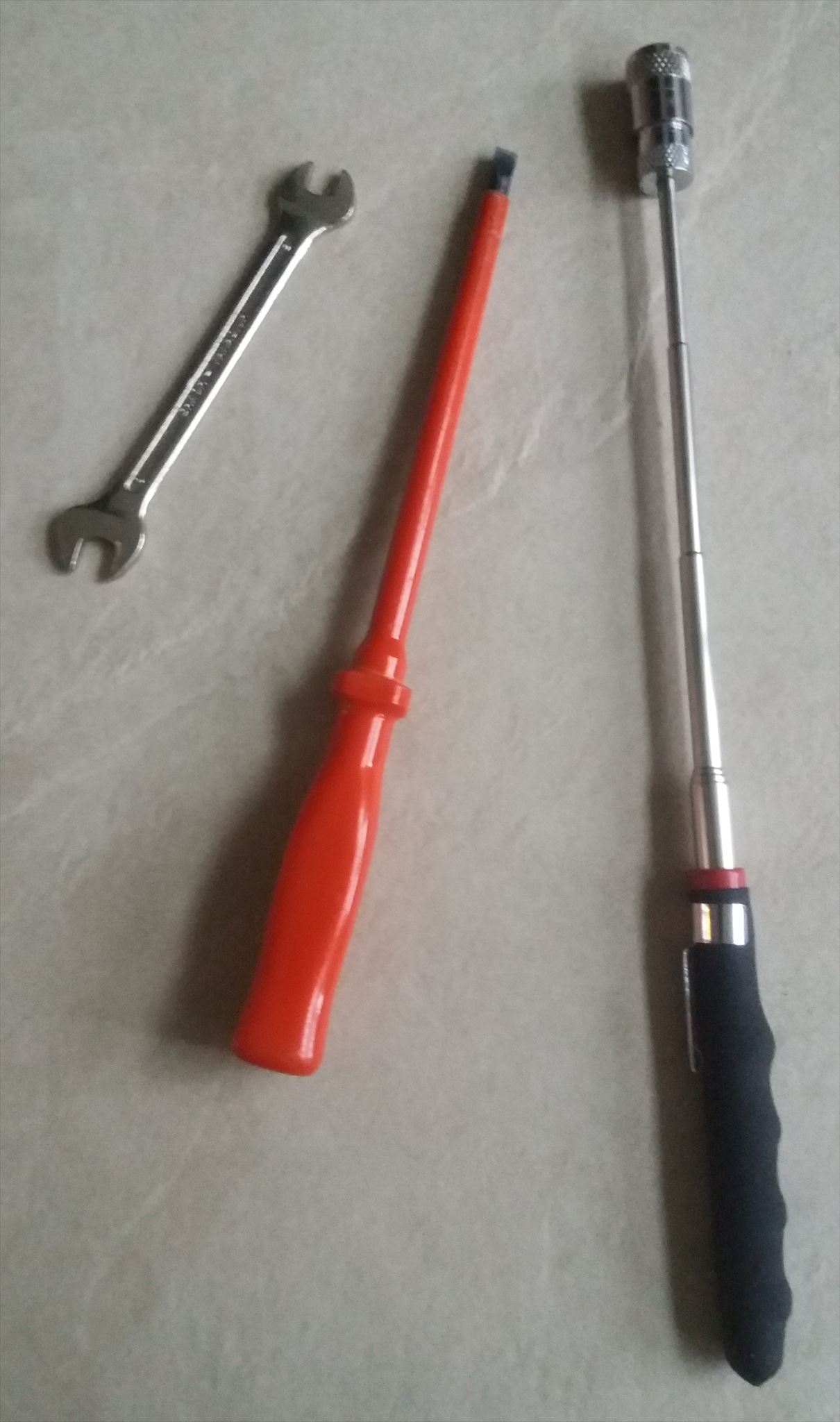 afbeelding van de benodigde tools: steeksleutel 10, kruiskopschroevendraaier, magneetstok