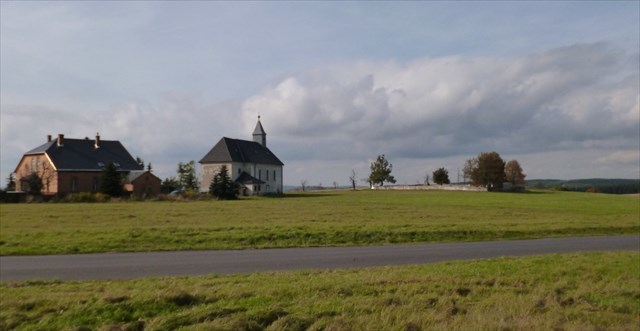 Kostel a druhá budova školy