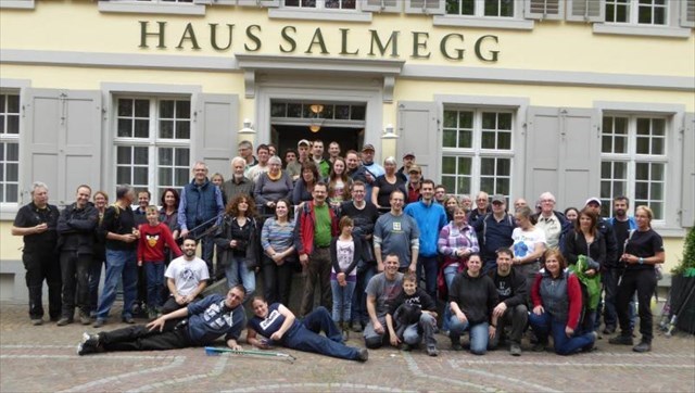 Gruppenfoto am Haus Salmegg der Sammlergruppe von 2015