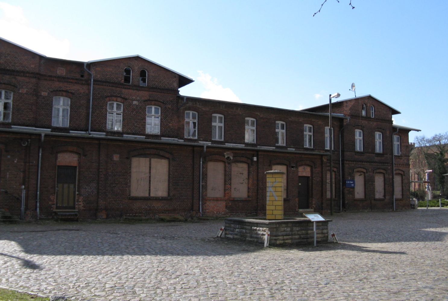 Empfangsgebäude und Vorplatz des Bahnhofs Karow im Jahr 2008
