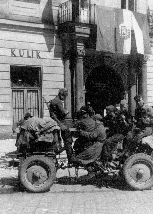 Vojáci Rudé armády po osvobození Olomouce před Salmovým palácem na nynějším Horním náměstí. (květen 1945)