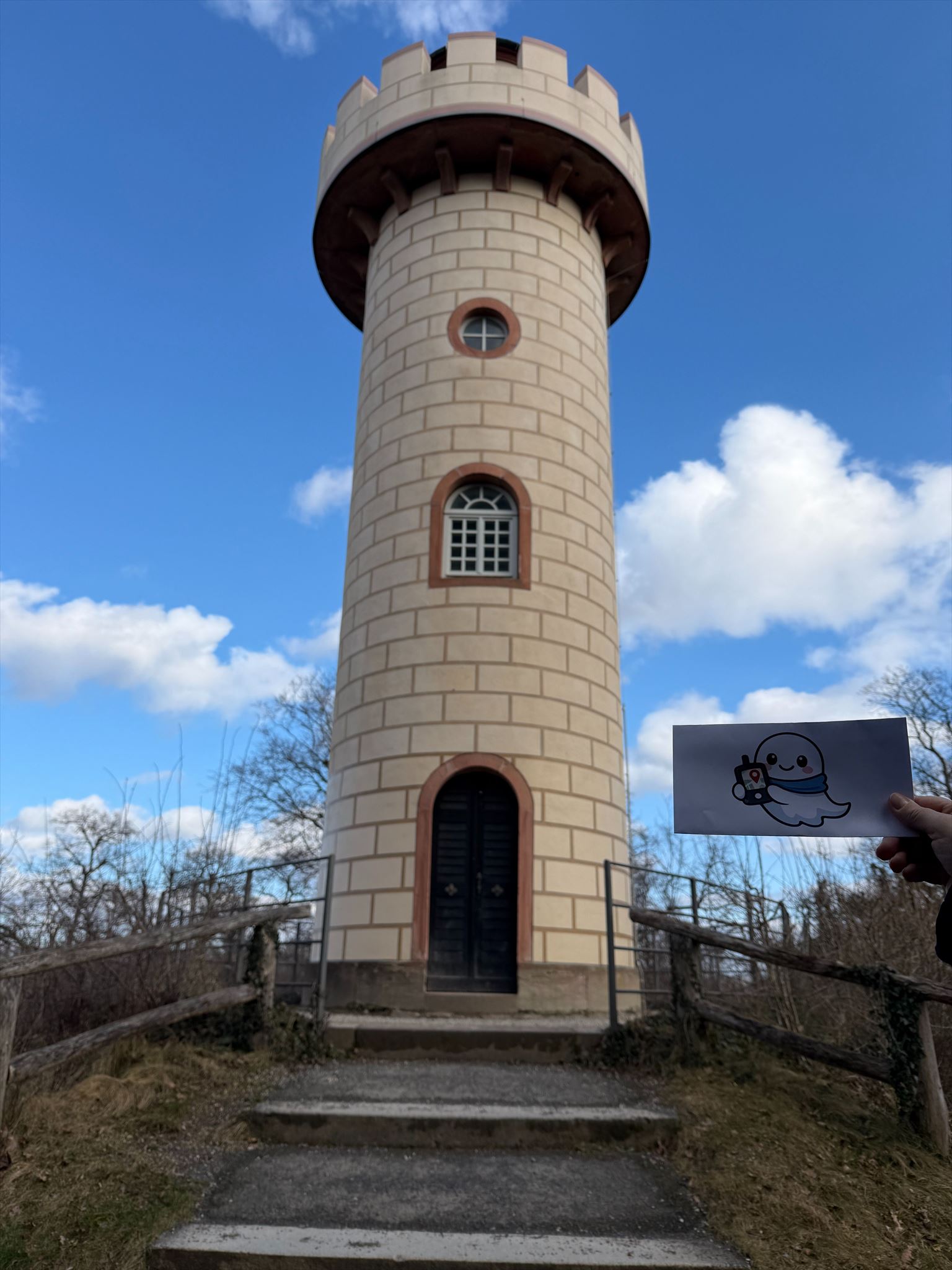 Kleiner Geist vor dem Aussichtsturm