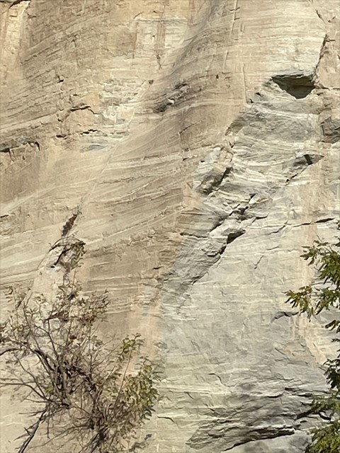 Šikmé/krížové zvrstvenie v pieskovni v Príbelciach.