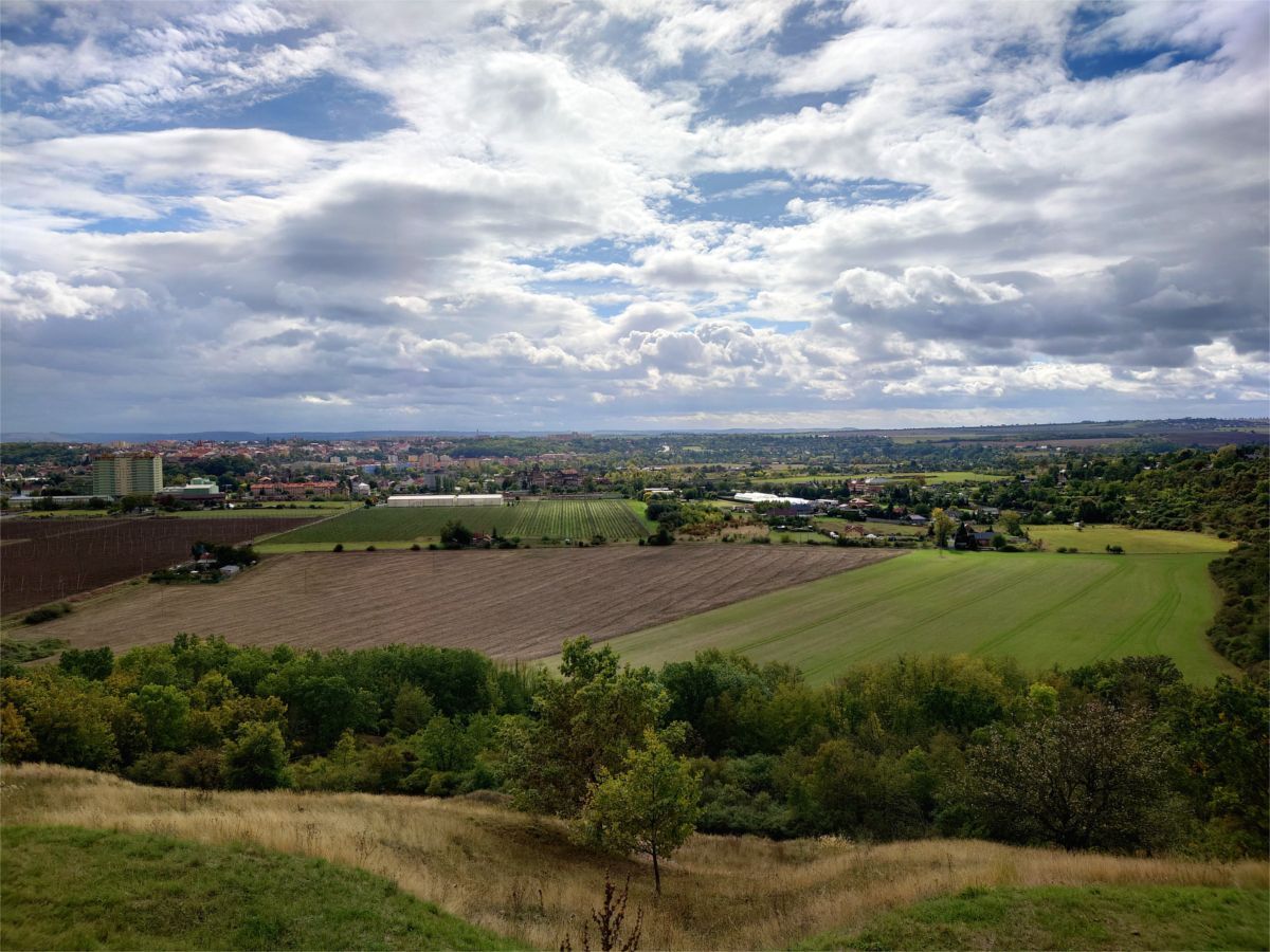Výhled z lavičky v říjnu 2025 (klikněte pro zobrazení v plné velikosti) Výhled 2025