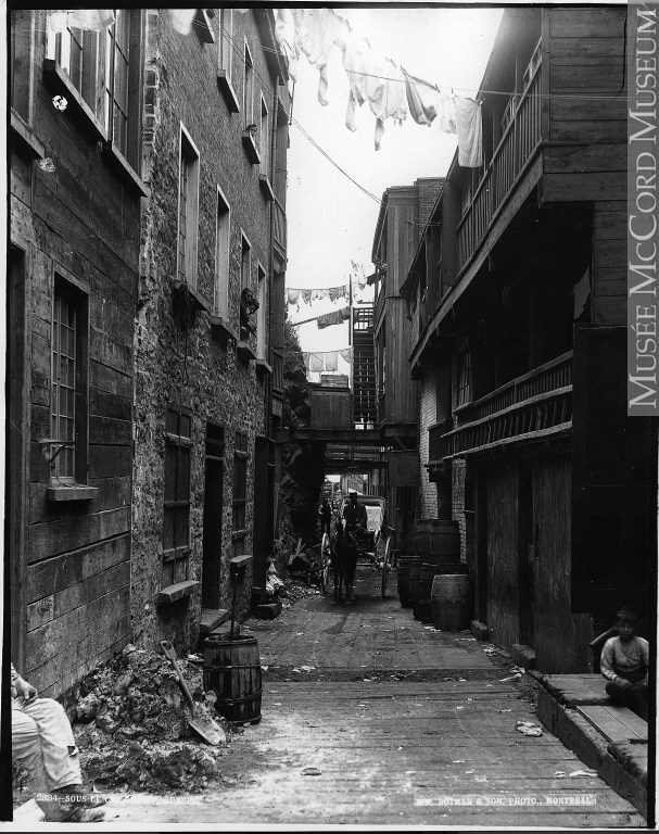 Charrettes dans la rue Sous-le-Cap, environ 1890