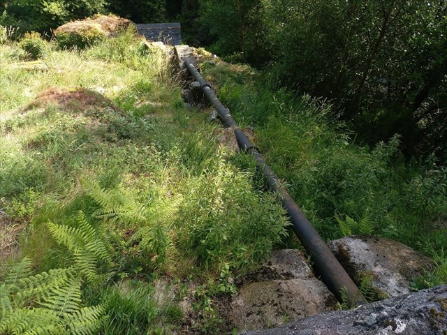 Tubo de conduce a auga desde o estanque ata o muiño