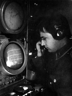 obsluha u obrazovky radiovýškoměru PRV-13 (zdroj:nva.futt.de)