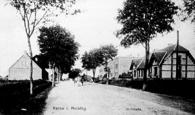 Dorfstraße mit Schnitterkaserne