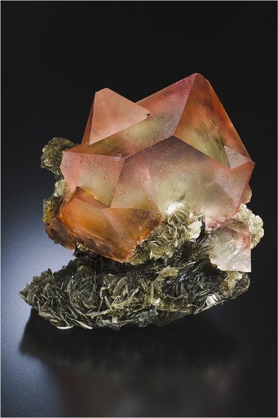 Fluorite orange sur Muscovite, Pakistan - Copyright Jeffrey A. Scovil.