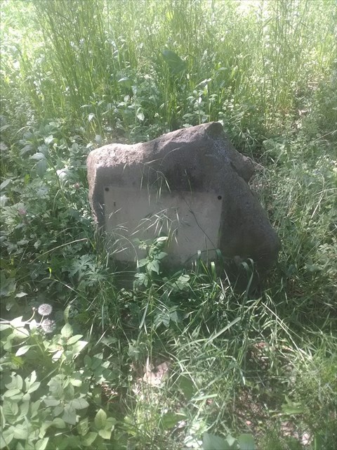 první pomník Ostrov