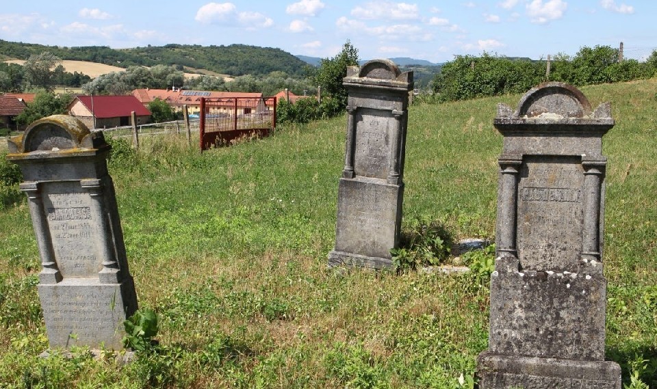 Staré kamenné náhrobky