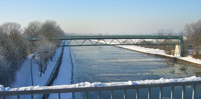 Rohrbrücke im Winter.