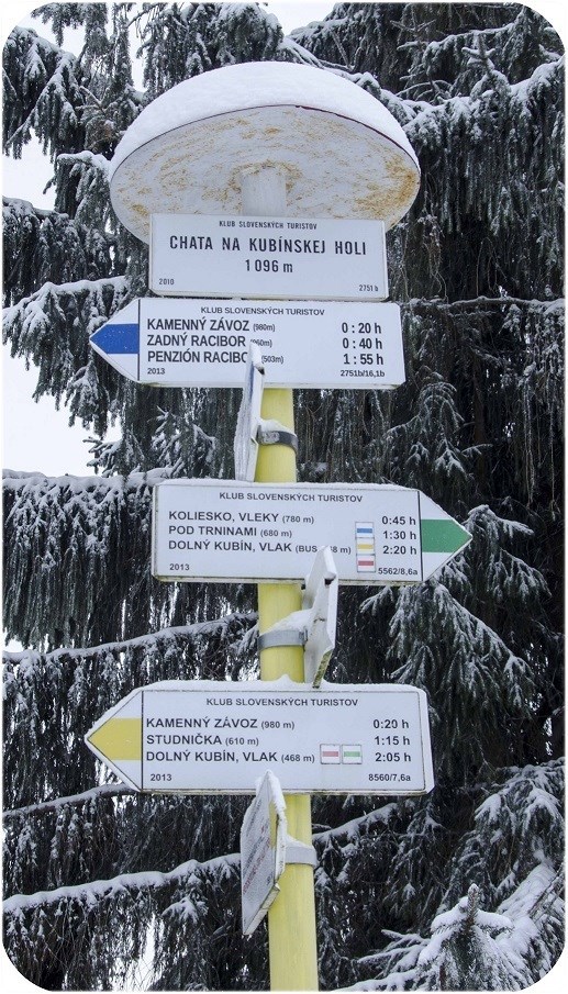 Turistický smerovník pri Chate na Kubínskej holi - zima 2017/2018