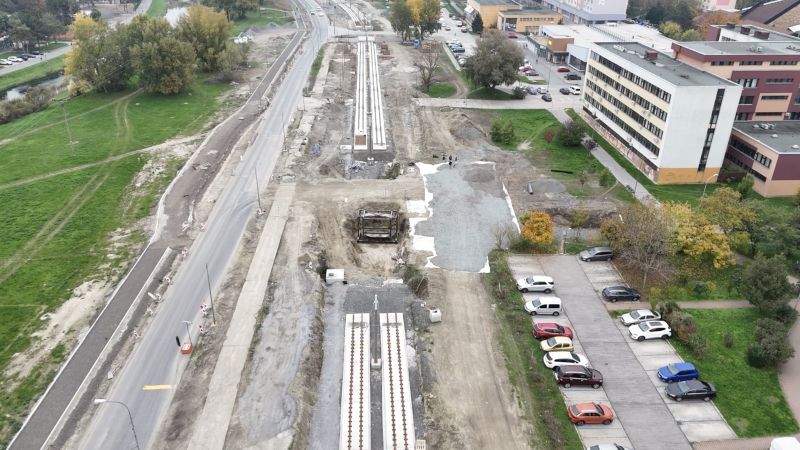Odkrytá protitanková stena počas výstavby električky