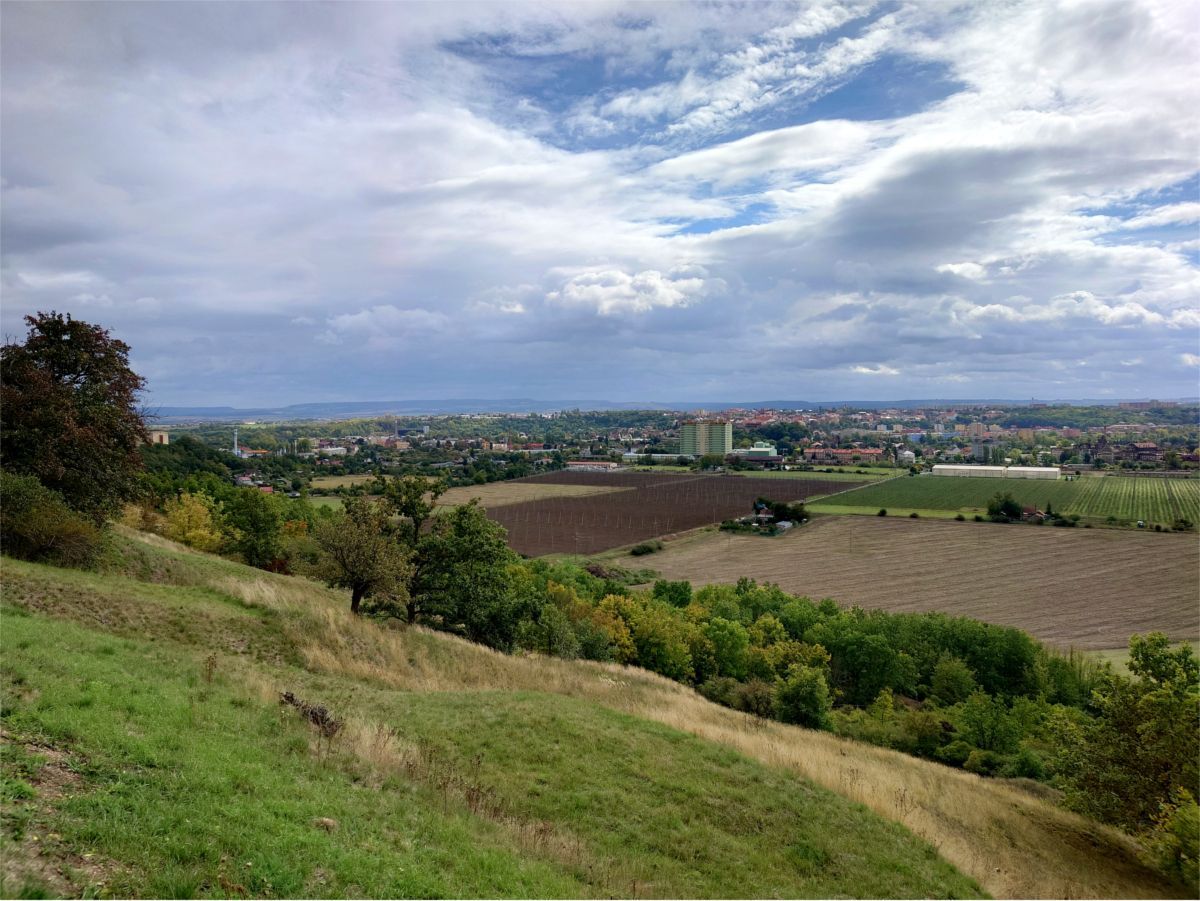 Výhled z lavičky v říjnu 2025 (klikněte pro zobrazení v plné velikosti) Výhled 2025