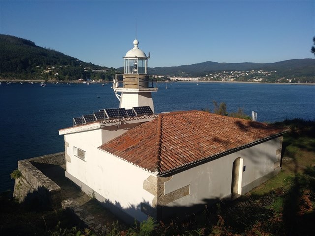 Faro de Punta Robaleira con Cedeia ao fondo