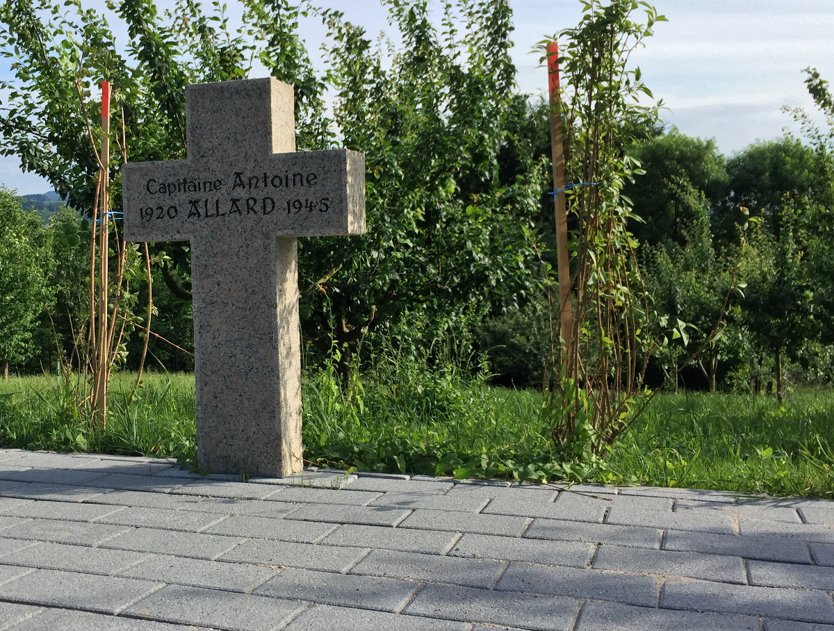 Gedenkplatz im Juni 2017