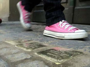 Stolpersteine eingelassen ins Pflaster