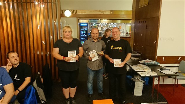  Soutěž v jezení šunky bez rukou na rychlost 