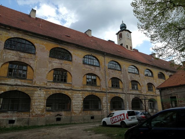 Nádvoří Starého důstojnického pavilonu, dnes tu jsou byty a škola.