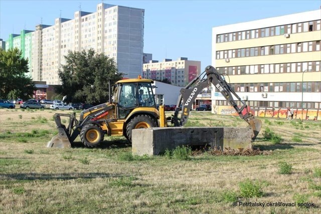 Protitanková stena pred presunom