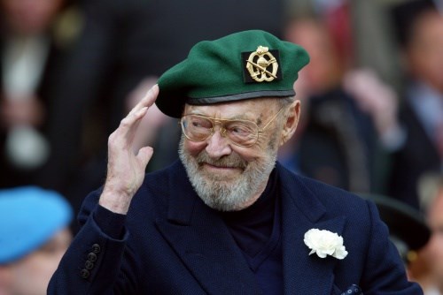 Prins Bernhard met een anjer