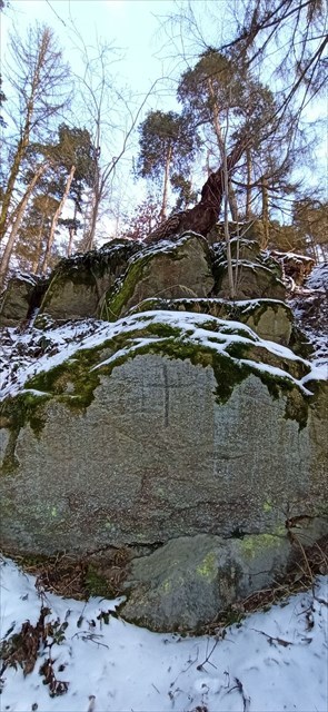 Kříž vytesaný ve skále