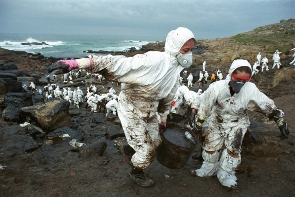 Voluntarios recollendo o chapapote